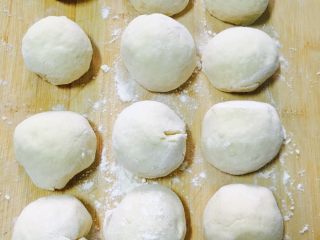 5、花朵面包,取出面团揉出空气分均匀