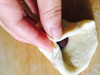 12、花朵面包,取一个馅儿放入面皮中