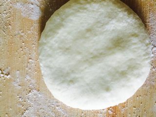 15、花朵面包,用擀面杖轻轻擀开