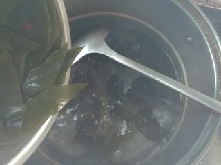 6、凉拌什锦菠菜,把木耳、海带焯水，开锅捞出。