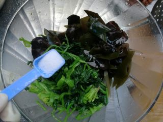 9、凉拌什锦菠菜,菠菜挤干水分，切成小段。放碗中放入木耳、海带。调入盐、米醋、生抽搅拌均匀。