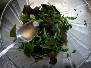 12、凉拌什锦菠菜,趁热浇在菠菜上。