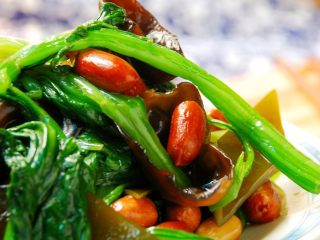 17、凉拌什锦菠菜,成品。