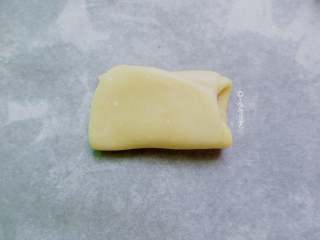 6、葱花油酥饼, 再将面片折成三折