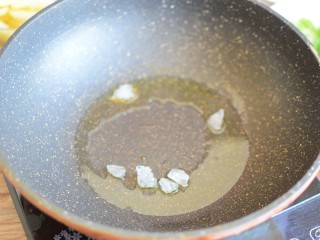 2、家常黄焖鸡,油热，加冰糖