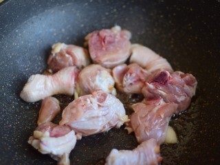 3、家常黄焖鸡,冰糖融化，加入鸡腿