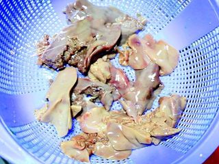 1、鸡肝藕饼,鸡肝提前泡2个小时,除去血水,中途换几次水,直到水清。