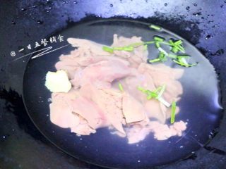2、鸡肝藕饼,鸡肝去除白色筋膜,凉水下锅煮,加入一点葱姜。
