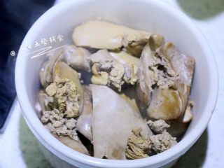 3、鸡肝藕饼,鸡肝煮熟透,大约10分钟,取出勺子压成泥。