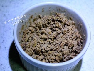 4、鸡肝藕饼,看着像巧克力碎屑吧?入口即化的哦。接下来只用了30克的鸡肝,多余的煮粥,拌面或者冷冻保存都可以。