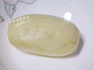 5、鸡肝藕饼,莲藕削皮擦丝。