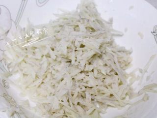 6、鸡肝藕饼,细丝完成。