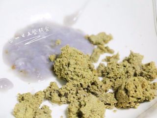 8、鸡肝藕饼,30克鸡肝加入,搅拌均匀。