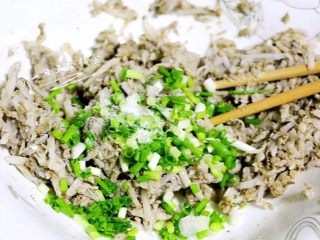 9、鸡肝藕饼, 加入藕丝50克,葱,搅匀。再加点盐调味。