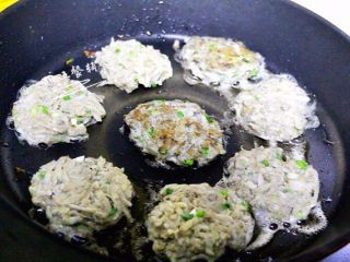 10、鸡肝藕饼,热油热锅,搓一个球放锅里,用铲子按扁,小火煎。