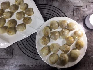 9、咸蛋黄肉松麻薯面包,并包上麻薯，全部包好后覆上保鲜膜，防干变硬。