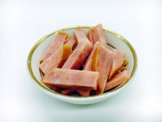 5、会跳舞的大土豆,在蒸土豆片期间，我们准备土豆泥的辅助食材，火腿切小条。