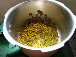 3、绿豆芋圆粥,放入压力锅中