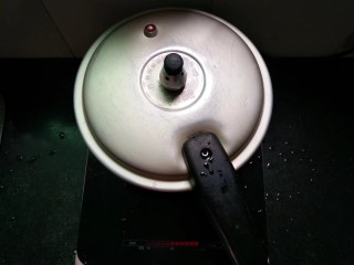 8、绿豆芋圆粥,大火煮开，气响后再煮5分钟左右关火