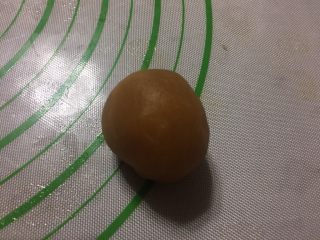 4、双色桃山皮月饼,内馅每个30克捏成圆球。