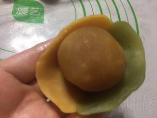 5、双色桃山皮月饼,桃山皮捏成厚薄均匀的薄片，把核桃酸乳酪馅放在桃山皮中间。