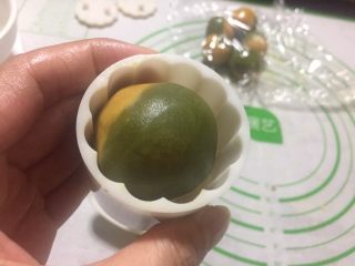 7、双色桃山皮月饼,包好的月饼放进月饼模具里。