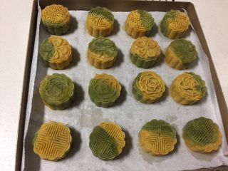 13、双色桃山皮月饼,烤好及时出炉。