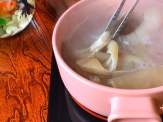 3、《肉皮水晶冻》,水开捞出