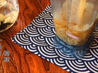 13、《肉皮水晶冻》,一部分搅碎