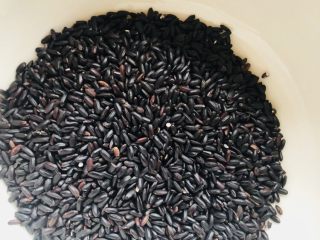 1、红枣黑米粥,准备黑米100克