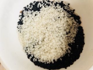 3、红枣黑米粥,黑米加入珍珠米