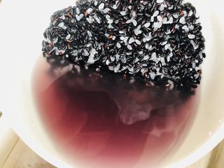 4、红枣黑米粥,将米淘洗干净