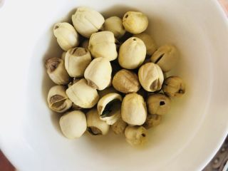 6、红枣黑米粥,准备30克莲子