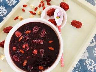 18、红枣黑米粥,开始享用。