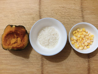 1、玉米南瓜粥,食材如图,所示示意。
