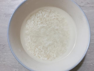 2、玉米南瓜粥,大米提前,泡发洗净。米可以是普通煮饭的米,也可以选择糯米~