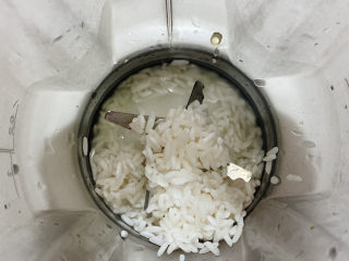 3、玉米南瓜粥,将泡好的米加入搅拌机。