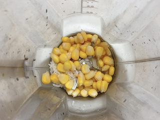 4、玉米南瓜粥,玉米也同样加入搅拌机。