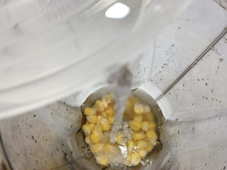 5、玉米南瓜粥,加入适量清水,或多或少都可以。因为最后都会在煮至过程中蒸发,所以水量不影响。