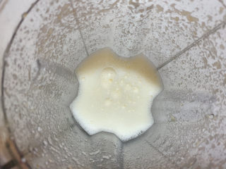 6、玉米南瓜粥,打磨出玉米大米浆,我这里玉米粒用的稍微少了点,颜色偏白。