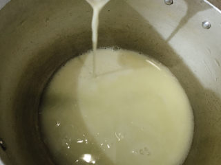 7、玉米南瓜粥,将玉米米浆加入锅中。