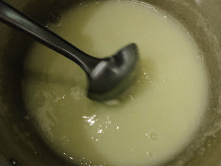 8、玉米南瓜粥,中火煮开后,转小火边搅拌边煮,防止糊锅。