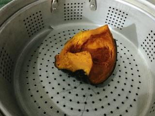 9、玉米南瓜粥,担心要煮很久才会粉软粉软,所以提前蒸好南瓜。