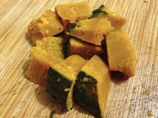 10、玉米南瓜粥,将南瓜切块备用。