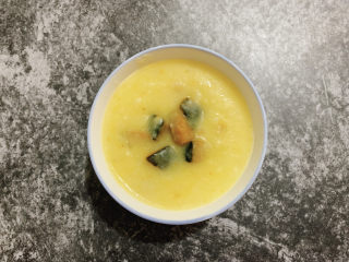 12、玉米南瓜粥,南瓜煮一会儿后,金黄金黄的颜色也会融到玉米米糊中。