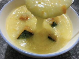 14、玉米南瓜粥,搅拌一下,浓稠的玉米南瓜速成粥就做好了~