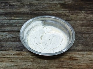 3、华夫饼,筛入提前混合的面粉、泡打粉拌匀