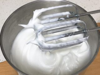 3、草莓酱蛋糕卷,加入最后的细砂糖，也是50圈，蛋白硬挺出现直立的小尖峰。