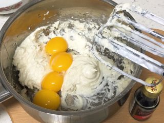 6、草莓酱蛋糕卷,加入蛋黄和香草精。