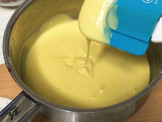 7、草莓酱蛋糕卷,先用打蛋器搅打后用刮刀拌匀。